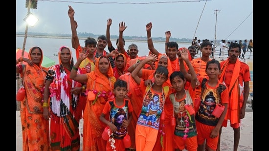 Women devotees at Dashashwamedh Ghat collecting sacred Ganga water in Prayagraj (HT)