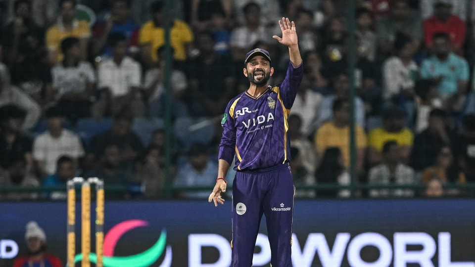 <p>విదేశీ గడ్డపై భారత జట్టు సత్తా చాటడంలో కీలక పాత్ర పోషించి, మిడిలార్డర్ నమ్మకమైన బ్యాటర్​గా నిలిచిన టీమిండియా దిగ్గజ బ్యాటర్ అజింక్య రహానే అంతర్జాతీయ క్రికెట్‌కు వీడ్కోలు పలికిన విషయం తెలిసిందే. 2020-21లో ఆస్ట్రేలియా పర్యటనలో తాత్కాలిక కెప్టెన్‌గా వ్యవహరించి చారిత్రక బోర్డర్-గవాస్కర్ ట్రోఫీని భారత్‌కు అందించిన రహానే.. క్రీడా ప్రపంచంలో ఎంతో గౌరవం పొందిన ఆటగాళ్లలో ఒకరిగా నిలిచి జులై 30న ఆట నుంచి తప్పుకున్నారు. ఈ క్రమంలో భారత క్రికెట్ నియంత్రణ మౌలిక మండలి (బీసీసీఐ) నుంచి ఆయనకు ఆర్థికంగా మద్దతు లభించనుంది.</p>