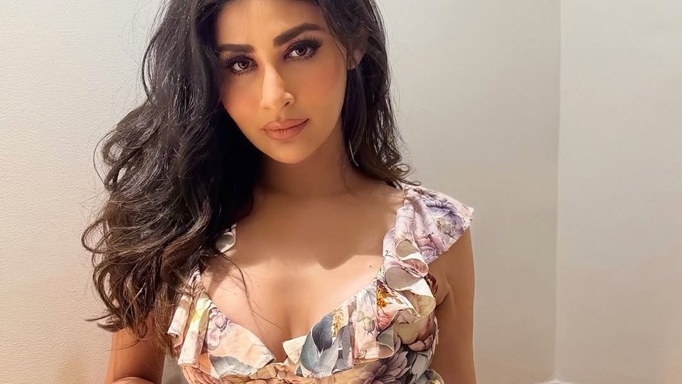 <p>విడాకులు తీసుకున్న తర్వాత మౌనీ రాయ్ పై రకరకాల రూమర్లు వచ్చాయి. ఆమె లెస్బియన్ అని కొంతమంది ఆరోపించారు. హీరోయిన్ దిశా పటానీ, మౌనీ రాయ్ మధ్య రిలేషన్ షిప్ ఉందనే ప్రచారం జోరుగా సాగింది. </p>(instagram-imouniroy)