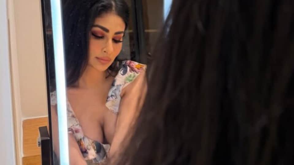 <p>అద్దం ముందు ఇలా అందాలను ప్రదర్శించేసింది మౌనీ రాయ్. ఇవాళ (ఆగస్టు 2) సోషల్ మీడియాల మౌనీ పోస్టు చేసిన పిక్స్ తెగ వైరల్ గా మారాయి. </p>(instagram-imouniroy)
