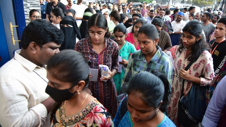 <p>ఈ గడువు పొడిగింపు ఉత్తర్వులు రాష్ట్రంలోని అన్ని ప్రభుత్వ, ప్రైవేట్ ఎయిడెడ్, ప్రైవేట్ అన్-ఎయిడెడ్, సొసైటీ, రెసిడెన్షియల్, మోడల్ స్కూల్స్ మరియు కేజీబీవీ జూనియర్ కళాశాలలకు వర్తిస్తాయి.</p>