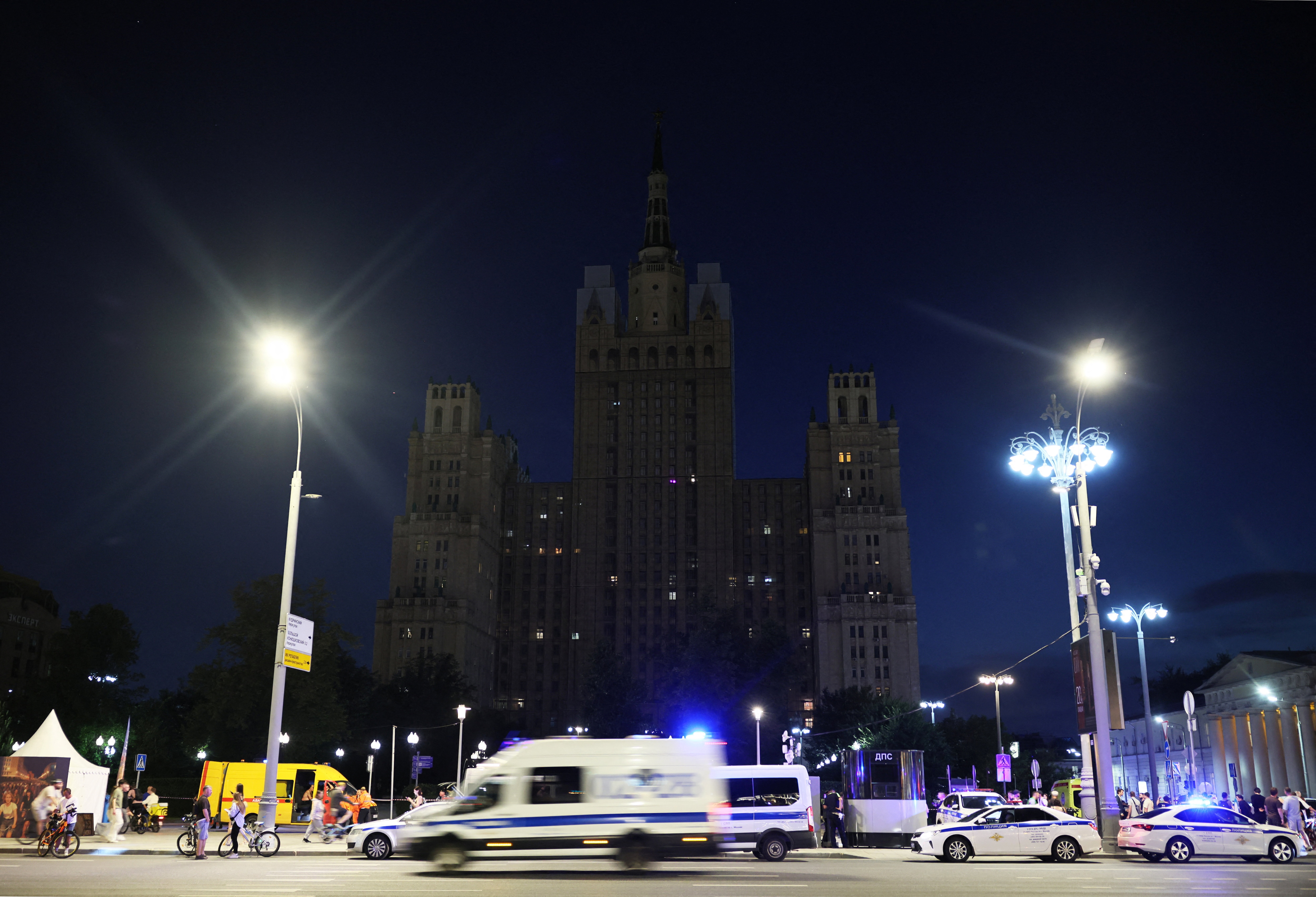 Police vehicles at the site of an explosion at a restaurant in central Moscow, Russia August 1, 2026. REUTERS/Anastasia Barashkova (REUTERS)