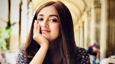মোনালি ঠাকুর। মোনালি ঠাকুর।