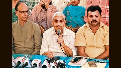 BJP leader Tikshan Sud along with other BJP leaders addressing mediapersons in Hoshiarpur on Monday. BJP leader Tikshan Sud along with other BJP leaders addressing mediapersons in Hoshiarpur on Monday.