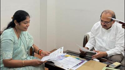During a meeting with Maharashtra water resources minister Radhakrishna Vikhe Patil in Mumbai on Sunday, the mayor submitted a memorandum seeking immediate action on proposals related to water security, river rejuvenation, traffic infrastructure and enhancing reservoir storage capacity. (HT PHOTO)