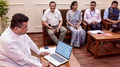 জনগণনার স্বপঞ্জিকরণের সময় মুথ্যমন্ত্রী শুভেন্দু অধিকারী। (ফাইল ছবি, সৌজন্যে পিটিআই) জনগণনার স্বপঞ্জিকরণের সময় মুথ্যমন্ত্রী শুভেন্দু অধিকারী। (ফাইল ছবি, সৌজন্যে পিটিআই)