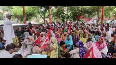 Police barricaded protesters during the march in Gurugram. Union warned of a nationwide Jail Bharo agitation on August 10 if demands remain unmet. (HT) Police barricaded protesters during the march in Gurugram. Union warned of a nationwide Jail Bharo agitation on August 10 if demands remain unmet. (HT)