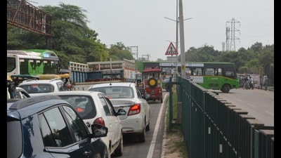 Traffic congestion persists outside railway station as CTU buses continue to face difficulty taking U-turns due to vehicles illegally parked along the road. (Sant Arora/HT) Traffic congestion persists outside railway station as CTU buses continue to face difficulty taking U-turns due to vehicles illegally parked along the road. (Sant Arora/HT)