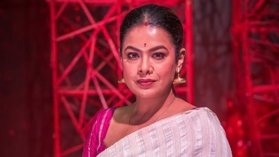 মা-বাবাকে টেনে অনবরত আক্রমণ, ধৈর্যের বাধ ভাঙল ইমনের। মা-বাবাকে টেনে অনবরত আক্রমণ, ধৈর্যের বাধ ভাঙল ইমনের।