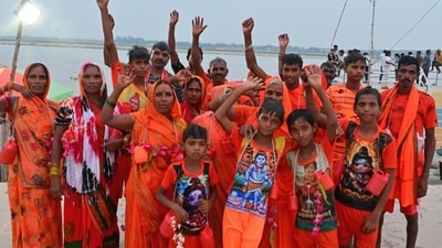 Women devotees at Dashashwamedh Ghat collecting sacred Ganga water in Prayagraj (HT)