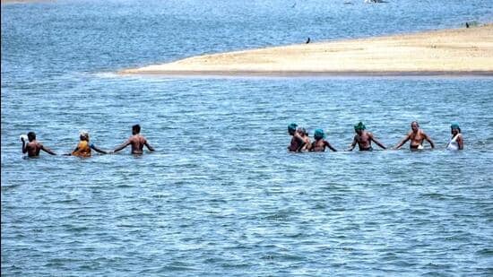 As per the orders of the Cauvery Water Regulation Committee, the actual amount of water received at Biligundulu between July 29 and August 2 was between 158 and 550 cusecs per second. (PTI)