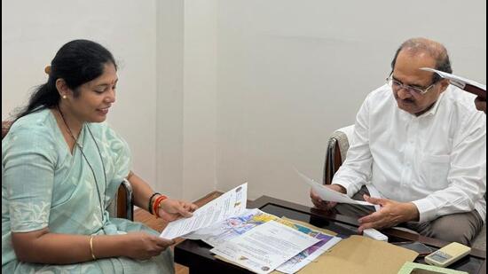 During a meeting with Maharashtra water resources minister Radhakrishna Vikhe Patil in Mumbai on Sunday, the mayor submitted a memorandum seeking immediate action on proposals related to water security, river rejuvenation, traffic infrastructure and enhancing reservoir storage capacity. (HT PHOTO)