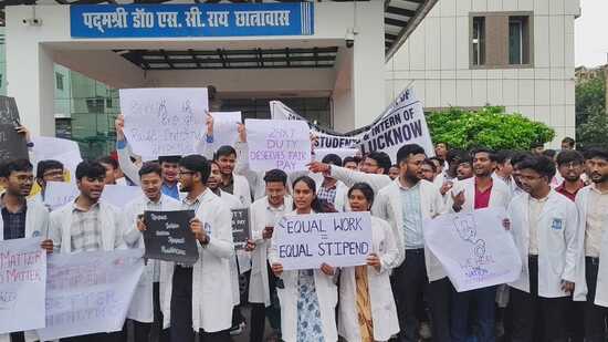 RMLIMS interns staging protest. (HT Photo)