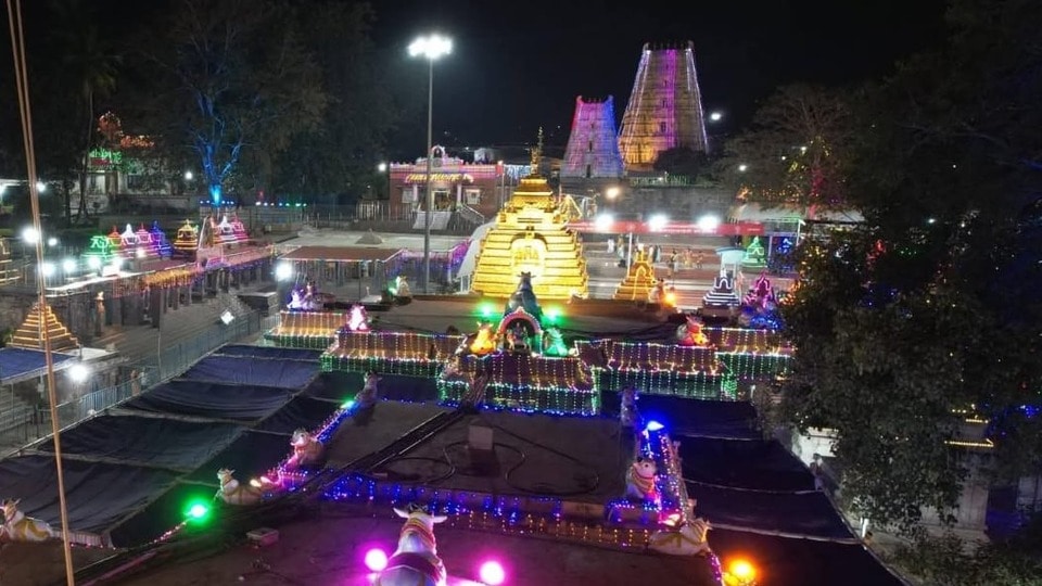 <p>ముందస్తుగా అందని లేఖలను లేదా దర్శనం రోజున నేరుగా ఇచ్చే లేఖలను పరిశీలించడం కుదరదని, భక్తులు ఈ మార్పులను గమనించి ఆలయ యంత్రాంగానికి సహకరించాలని ఈవో శ్రీనివాసరావు విజ్ఞప్తి చేశారు.</p>