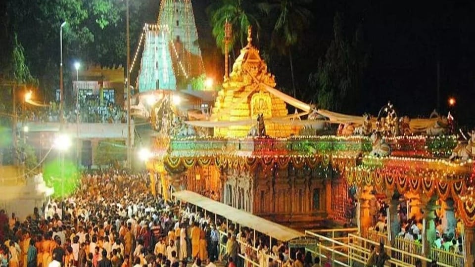 <p>మంగళవారం నుంచి గురువారం వరకు రోజుల్లో సాధారణ రోజుల్లాగే ప్రతిరోజూ మూడు విడతల్లో యథావిధిగా స్పర్శదర్శనం కల్పిస్తారు.పవిత్ర శ్రావణ మాసంలో వచ్చే శుక్రవారాల్లో కేవలం రాత్రి వేళల్లో మాత్రమే పరిమితంగా స్పర్శదర్శనానికి అనుమతి ఇస్తారు.</p><p> </p>