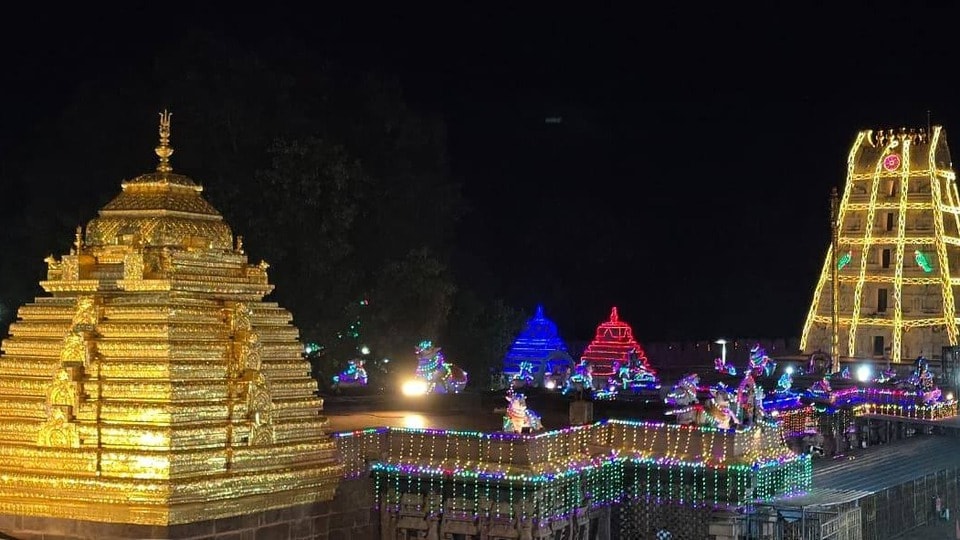 <p>విఐపిలు, ప్రముఖులు తమ సిఫార్సు లేఖలను దర్శన సమయానికి 2 రోజుల ముందే డిజిటల్ రూపంలో ఆలయ ప్రోటోకాల్ విభాగానికి పంపాల్సి ఉంటుంది. protocol@srisailadevasthanam.org, లేదా <strong>వాట్సాప్ నంబర్ కు</strong> 91600 16215 పంపాలని అధికారులు సూచించారు.</p>