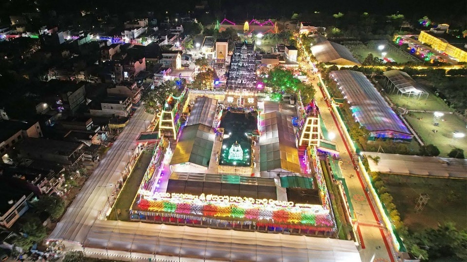 <p>సిఫార్సు లేఖలతో వచ్చే ప్రముఖులకు స్పర్శదర్శనం వేళల్లో దేవస్థానం పలు మార్పులు చేసింది. తాజా నిర్ణయాల ప్రకారం… శని, ఆది, సోమవారాల్లో ఉదయం, మధ్యాహ్నం వేళల్లో సిఫార్సు లేఖలు ఉన్నవారికి స్పర్శదర్శన అనుమతి ఉండదు. కేవలం రాత్రి వేళల్లో మాత్రమే స్పర్శదర్శనానికి అనుమతి ఇస్తారు.</p><p> </p><p> </p>