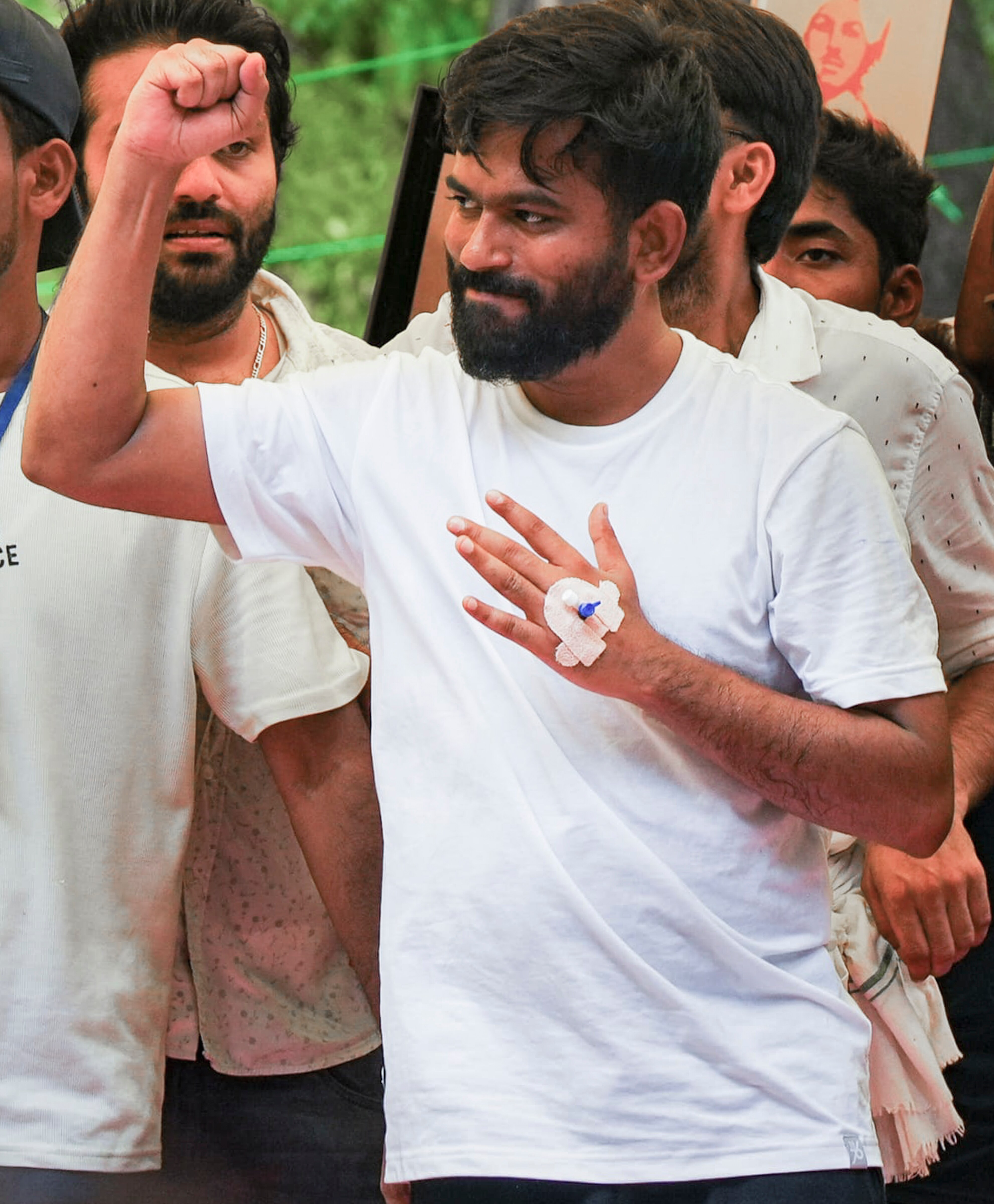 Deputy chief minister Eknath Shinde’s colleagues put him in an awkward position last week as they called on CJP's Abhijeet Dipke at his Chhatrapati Sambhajinagar house to congratulate him on the recent protest. (File Photo/PTI) Deputy chief minister Eknath Shinde’s colleagues put him in an awkward position last week as they called on CJP's Abhijeet Dipke at his Chhatrapati Sambhajinagar house to congratulate him on the recent protest. (File Photo/PTI)