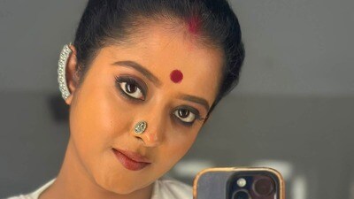 ‘জীবনে একবার….’, সেলেব-প্রীতি ভুলে কাকে জড়িয়ে ধরে প্রণামের ইচ্ছে প্রকাশ ‘নিশা’ শ্রুতির? ‘জীবনে একবার….’, সেলেব-প্রীতি ভুলে কাকে জড়িয়ে ধরে প্রণামের ইচ্ছে প্রকাশ ‘নিশা’ শ্রুতির?