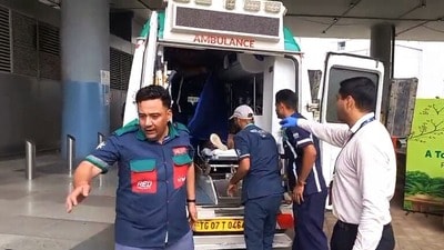 হঠাৎ ৩০০ ফুট নীচে নামল এয়ার ইন্ডিয়ার বিমান, আহত অন্তত ১২ (ANI Video Grab) হঠাৎ ৩০০ ফুট নীচে নামল এয়ার ইন্ডিয়ার বিমান, আহত অন্তত ১২ (ANI Video Grab)