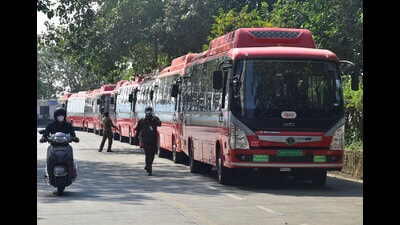 BEST currently operates 400 bus routes with 2,800 buses. (Anshuman Poyrekar/HT PHOTO) BEST currently operates 400 bus routes with 2,800 buses. (Anshuman Poyrekar/HT PHOTO)