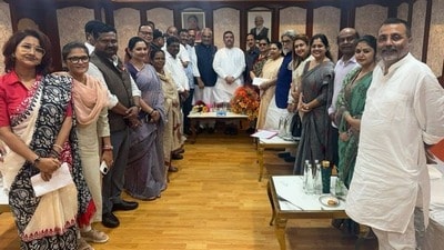 উন্নয়ন ও এলাকার নিরাপত্তা নিয়ে সাংসদদের কী বার্তা দিলেন মুখ্যমন্ত্রী? (সৌজন্যে টুইটার) উন্নয়ন ও এলাকার নিরাপত্তা নিয়ে সাংসদদের কী বার্তা দিলেন মুখ্যমন্ত্রী? (সৌজন্যে টুইটার)