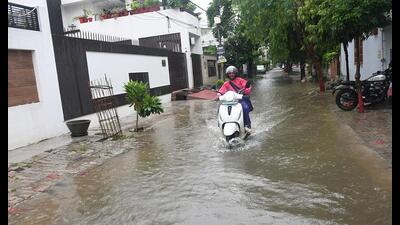 Waterlogging at Vijayant Khand in Gomti Nagar after heavy rainfall in Lucknow. (Deepak Gupta/HT Photo) Waterlogging at Vijayant Khand in Gomti Nagar after heavy rainfall in Lucknow. (Deepak Gupta/HT Photo)