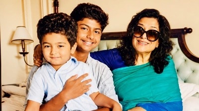 কে বলবে সৎ দাদা! নুসরত পুত্রকে পরম আদরে আগলে যশের ১ম পক্ষের ছেলে, কেন আড়ালে থাকে রেয়াংশ? কে বলবে সৎ দাদা! নুসরত পুত্রকে পরম আদরে আগলে যশের ১ম পক্ষের ছেলে, কেন আড়ালে থাকে রেয়াংশ?