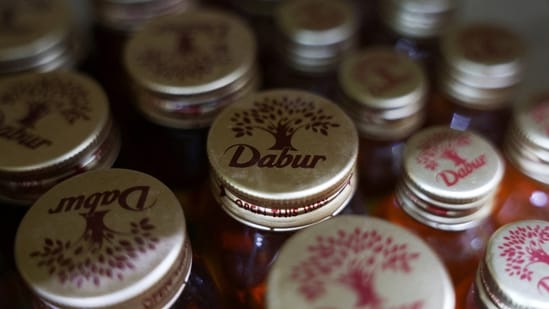 FSSAI added that Dabur Himalayan Organic Apple Cider Vinegar and Dabur Organic Honey were found displaying the Jaivik Bharat Logo, without any valid FSSAI endorsement.
