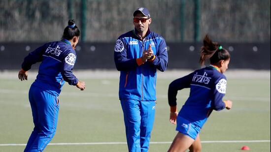 Wayne Lombard, the head of athletic performance for the women’s hockey team with the players (Hockey India)