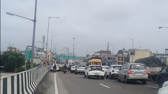 While intermittent rain added to the problem, commuters pointed to recurring issues that continue to choke the city’s roads even on dry days. (HT Photo)