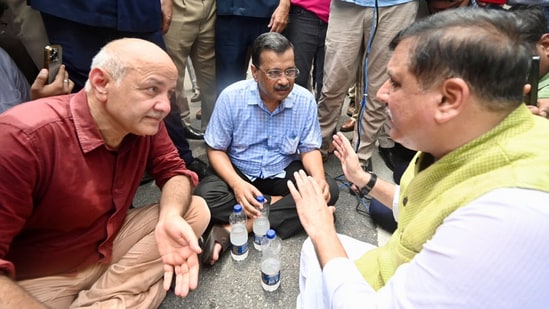 Arvind Kejriwal E20 protest LIVE: Aam Aadmi Party (AAP) National Convenor Arvind Kejriwal, accompanied by senior party leaders Sanjay Singh and Manish Sisodia, participates in a march towards Prime Minister Narendra Modi’s residence. Arvind Kejriwal E20 protest LIVE: Aam Aadmi Party (AAP) National Convenor Arvind Kejriwal, accompanied by senior party leaders Sanjay Singh and Manish Sisodia, participates in a march towards Prime Minister Narendra Modi’s residence.