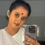 ‘জীবনে একবার….’, সেলেব-প্রীতি ভুলে কাকে জড়িয়ে ধরে প্রণামের ইচ্ছে প্রকাশ ‘নিশা’ শ্রুতির?