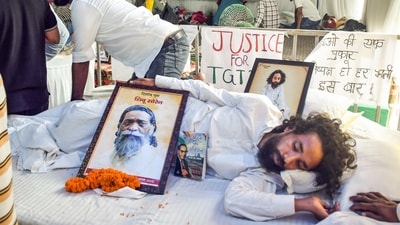 Student leader Divendranath Mahato sits on a hunger strike to protest the alleged JPSC examination paper leak. (Somnath Sen) Student leader Divendranath Mahato sits on a hunger strike to protest the alleged JPSC examination paper leak. (Somnath Sen)