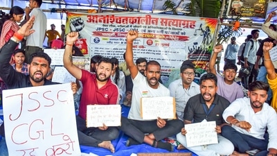 Students hold banners and raise slogans while protesting against the alleged paper leak of the JPSC exam at Jaipal Singh Stadium, in Ranchi on Tuesday. (ANI) Students hold banners and raise slogans while protesting against the alleged paper leak of the JPSC exam at Jaipal Singh Stadium, in Ranchi on Tuesday. (ANI)