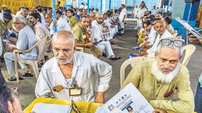 Hundreds of auto-rickshaw and taxi drivers flocked to a modest community hall in Saki Naka on Wednesday to take a Marathi language proficiency test. (Satish Bate/Hindustan Times) Hundreds of auto-rickshaw and taxi drivers flocked to a modest community hall in Saki Naka on Wednesday to take a Marathi language proficiency test. (Satish Bate/Hindustan Times)