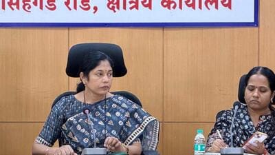 Mayor Manjusha Nagpure (left) on Wednesday directed traffic police to conduct survey of Sinhagad Road and submit report within 15 days to help prepare plan amid mounting complaints of congestion. (HT) Mayor Manjusha Nagpure (left) on Wednesday directed traffic police to conduct survey of Sinhagad Road and submit report within 15 days to help prepare plan amid mounting complaints of congestion. (HT)