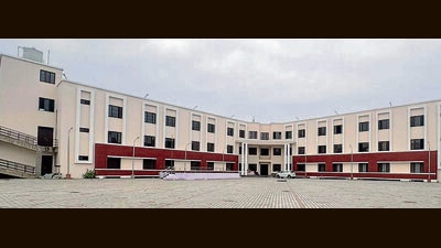 Only 150 students shifted; parents and students seek immediate relocation of the remaining classes. (HT Photo) Only 150 students shifted; parents and students seek immediate relocation of the remaining classes. (HT Photo)