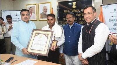 The 12 recipients are Vaqeel Hasan, Munna, Ankur Kumar, Monu Kumar, Devendra, Mohd Rashid, Firoz Qureshi, Jatin Kashyap, Shorabh Kashyap, Mohd Irshad, Nasruddin and Naseem. (PIB) The 12 recipients are Vaqeel Hasan, Munna, Ankur Kumar, Monu Kumar, Devendra, Mohd Rashid, Firoz Qureshi, Jatin Kashyap, Shorabh Kashyap, Mohd Irshad, Nasruddin and Naseem. (PIB)