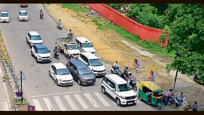 The road portion that has been awaiting construction near Bharat Nagar Chowk. (GURPREET SINGH/HT)