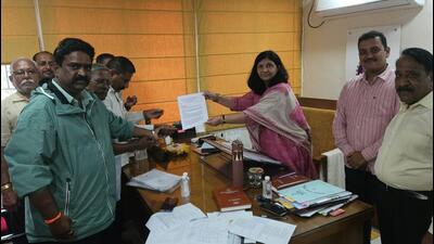 Transfer of vehicle RCs to new owners has been stalled for the past 15 days across Maharashtra following integration of the RC transfer process with Aadhaar-based name verification. Members of the state transporters’ association submitted a memorandum to Pune regional transport officer Archana Gaikwad. (HT) Transfer of vehicle RCs to new owners has been stalled for the past 15 days across Maharashtra following integration of the RC transfer process with Aadhaar-based name verification. Members of the state transporters’ association submitted a memorandum to Pune regional transport officer Archana Gaikwad. (HT)