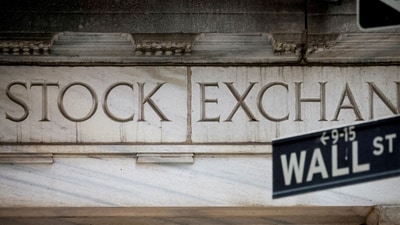 Wall Street opens mixed as Dow and S&P 500 futures rise while SpaceX and AMD shares fall, with investors watching AI stocks, jobs data and Fed rate plans. (REUTERS/Brendan McDermid//File Photo) (REUTERS)