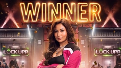 Shreya Kalra lifts the trophy of Lock Upp season 2. Shreya Kalra lifts the trophy of Lock Upp season 2.