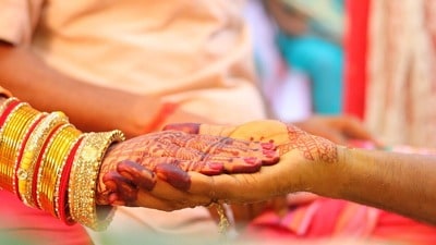 বাংলাদেশের মন্দিরে সমকামী বিয়ে সম্পন্ন হয়েছে বলে একাধিক রিপোর্টে দাবি করা হয়। (ছবিটি প্রতীকী)