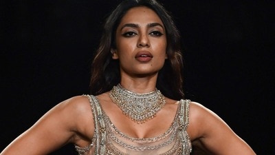 Sobhita Dhulipala: కమ్యూనిజం గెలుస్తుందంటూ శోభిత షాకింగ్ కామెంట్స్.. అక్కినేని ఆస్తులు పంచేస్తారా అంటూ ట్రోల్స్ Sobhita Dhulipala: కమ్యూనిజం గెలుస్తుందంటూ శోభిత షాకింగ్ కామెంట్స్.. అక్కినేని ఆస్తులు పంచేస్తారా అంటూ ట్రోల్స్