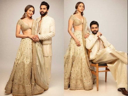 <p>స్టార్ హీరోయిన్ రకుల్ ప్రీత్ సింగ్ తన భర్త జాకీ భగ్నానీతో రాయల్ లుక్ లో మెరిసిపోయింది. రకుల్, జాకీ ఫొటోలు సోషల్ మీడియాలో వైరల్ గా మారాయి. </p>