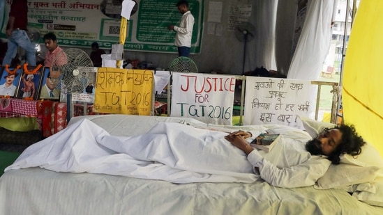 Ranchi, Aug 3 (ANI): Student leader Jai Ram Mahato stages a hunger strike protest against the alleged JPSC exam paper leak at Jaipal Singh Stadium, in Ranchi on Monday. (ANI Photo)(Somnath Sen)