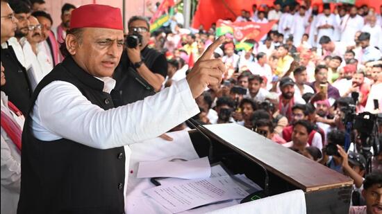 Akhilesh Yadav addresses a Prabuddh Sammelan at the party headquarters in Lucknow to mark the birth anniversary of SP ideologue Janeshwar Mishra. (HT Photo)