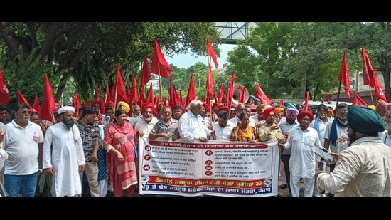 Baldev Singh Noorpoori, a labour union activist, said,“The labourer unions were promised a meeting with the chief minister five times over the past four years, but none took place.” (HT Photo)