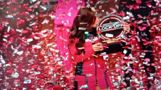Shreya Kalra lifts the trophy of Lock Upp season 2.
